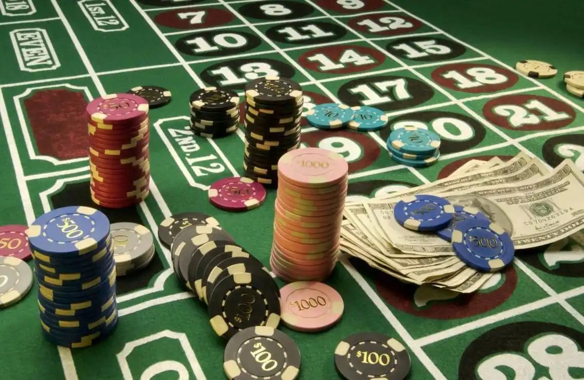 Mobile phone displaying 99jitu apk Prize Table with game payouts and payout structures